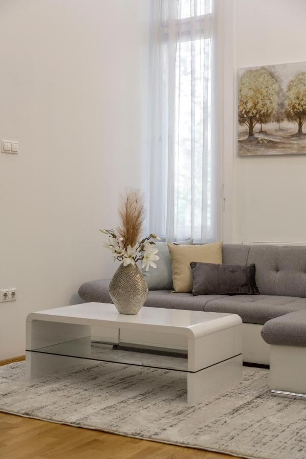 Luxurious & Spacious Downtown Residence In Liszt Ferenc Square Budapeste Exterior foto